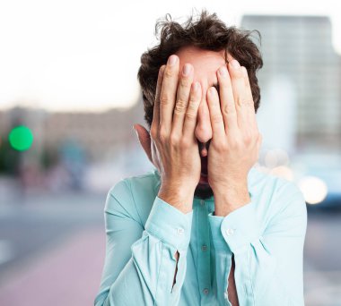 genç adam yüz kapsayan korkuttu