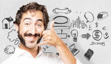 çağrı işareti ile genç serin adam