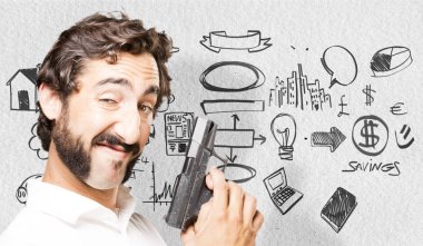 Genç serin adam silahla