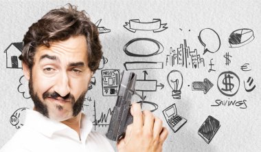 Genç serin adam silahla