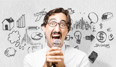 bir mikrofon ile genç serin adam