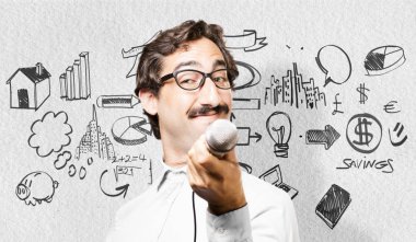 bir mikrofon ile genç serin adam