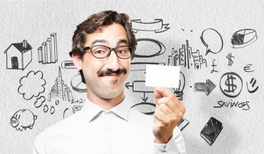 Genç adam bir afiş ile serin