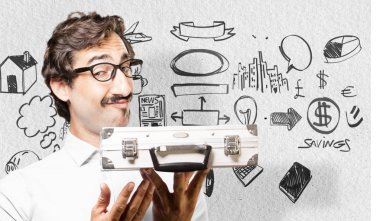 bir çanta ile genç serin adam