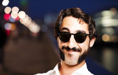 Gözlüklü genç serin adam