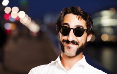 Gözlüklü genç serin adam