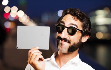 Genç adam bir afiş ile serin