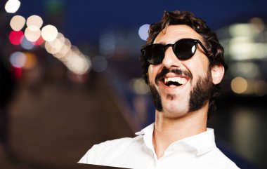 mutluluk ifadesi ile serin adam