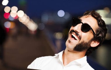 mutluluk ifadesi ile serin adam