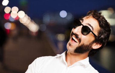 mutluluk ifadesi ile serin adam