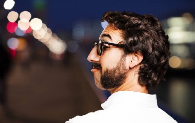 profilde genç serin adam