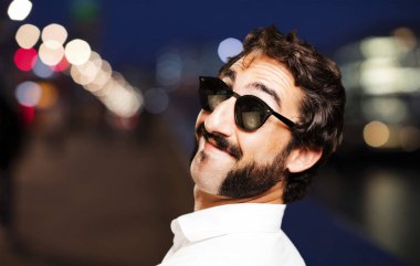 profilde genç serin adam