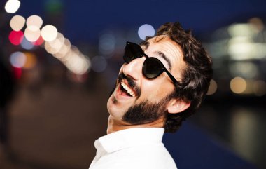 profilde genç serin adam