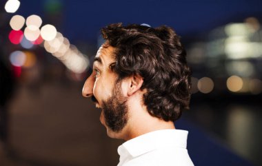 profilde genç serin adam