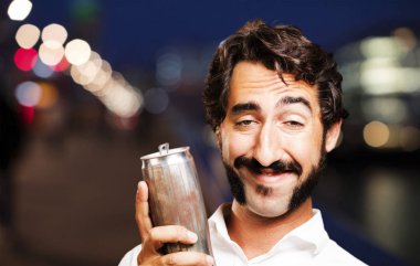 bir bira ile genç serin adam