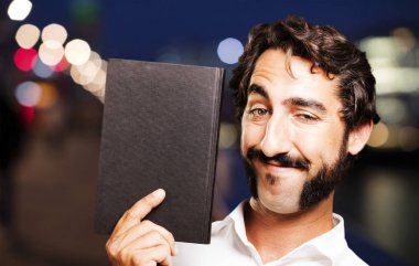 bir kitapla genç serin adam