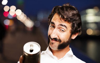 bir bira ile genç serin adam