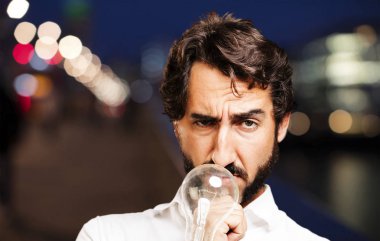 bir ampul ile genç serin adam