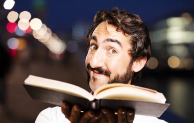 bir kitapla genç serin adam