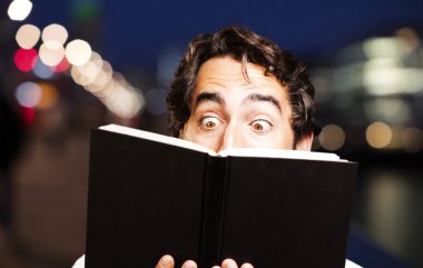 bir kitapla genç serin adam