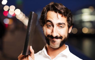 bir kitapla genç serin adam