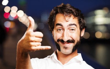 çağrı işareti ile genç serin adam