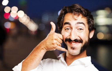 çağrı işareti ile genç serin adam