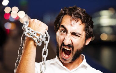 zinciri ile genç serin adam