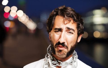 zinciri ile genç serin adam