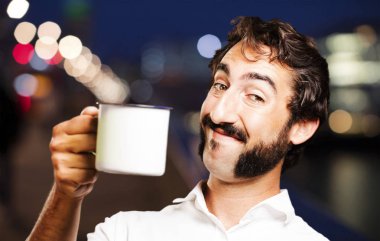 bir kahve ile genç serin adam