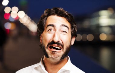 Genç serin adam ağlıyor