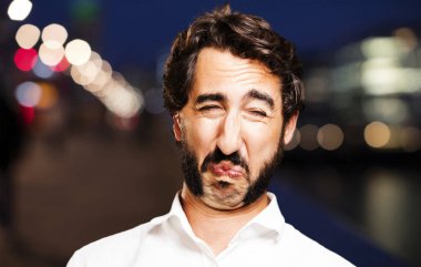 Genç serin adam ağlıyor