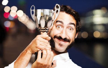 bir spor Kupası ile genç serin adam