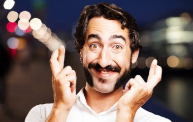 parmak geçiş ile genç serin adam