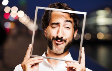 bir çerçeve ile genç serin adam