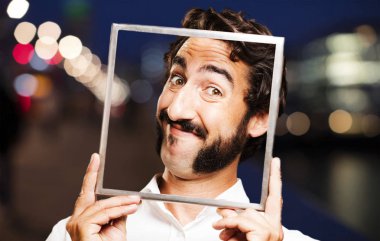 bir çerçeve ile genç serin adam