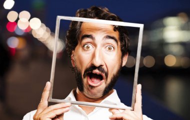 bir çerçeve ile genç serin adam