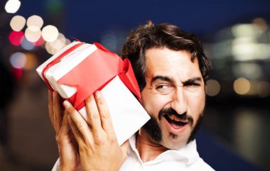 bir hediye ile genç serin adam