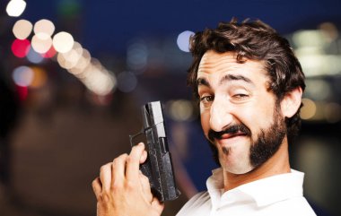 Genç serin adam silahla