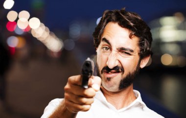 Silahlı genç serin adam