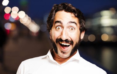 poz kutlayarak genç serin adam