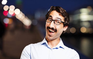 poz kutlayarak genç serin adam