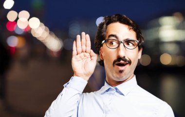 dinlemek çalışan genç serin adam