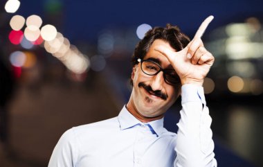 kaybeden işareti ile genç serin adam