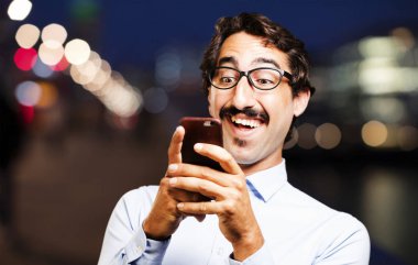 bir cep telefonu ile genç serin adam