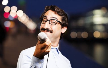 bir mikrofon ile genç serin adam