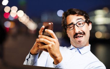 bir cep telefonu ile genç serin adam