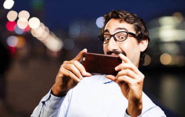 bir cep telefonu ile genç serin adam