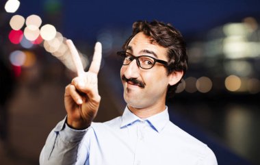 adam iki numara işareti ile