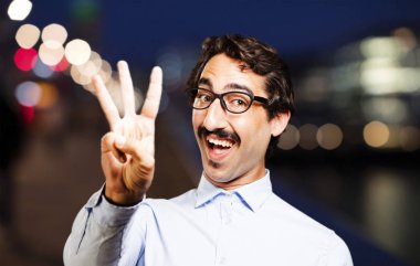 adam üç numara işareti ile